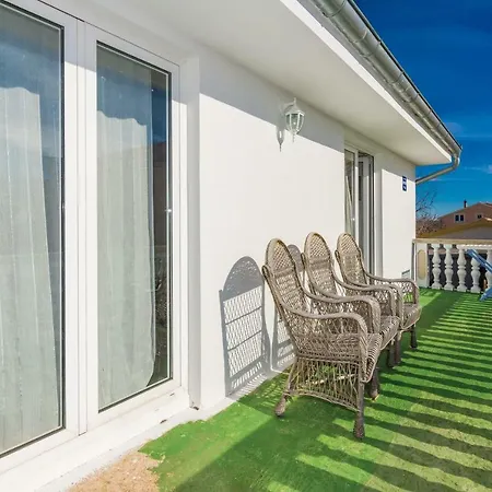 Tomislav Apartman *